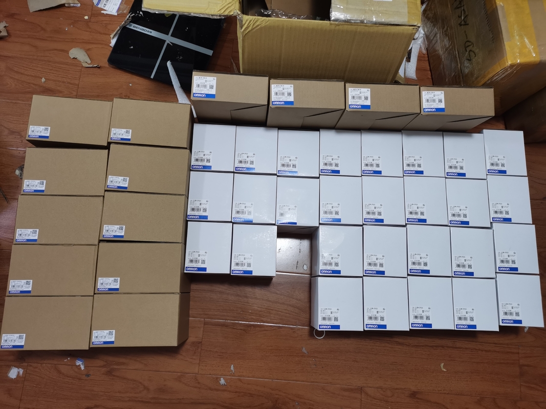 USBポートのOmron PLC CJ2Mのプログラマブル コントローラCJ2M-CPU34 PLC CPUの単位モジュール